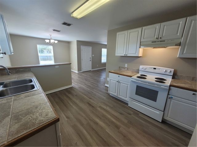508 Lakeside Dr, Corpus Christi, TX 78418