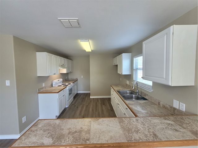 508 Lakeside Dr, Corpus Christi, TX 78418