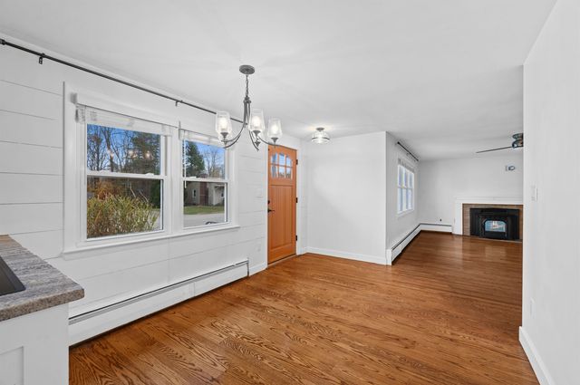 8 Bonnie Drive, Exeter, NH 03833