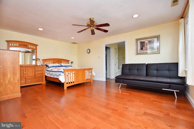 21 HORSESHOE DRIVE, Mount Laurel, NJ 08054