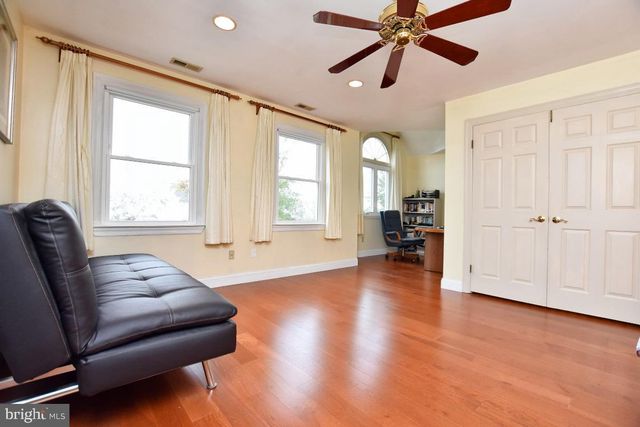21 HORSESHOE DRIVE, Mount Laurel, NJ 08054