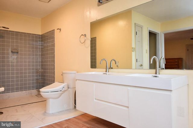 21 HORSESHOE DRIVE, Mount Laurel, NJ 08054