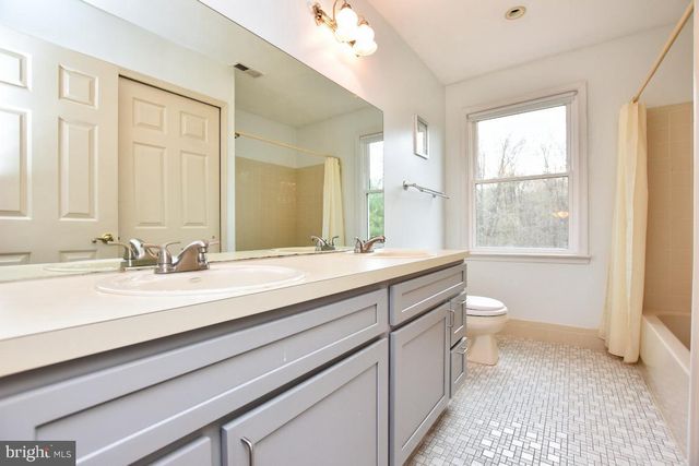 21 HORSESHOE DRIVE, Mount Laurel, NJ 08054
