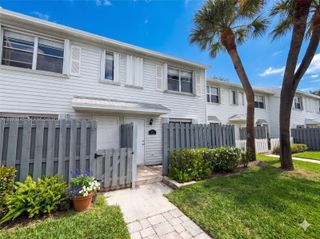 13 SW 3rd St 13, Pompano Beach, FL 33060