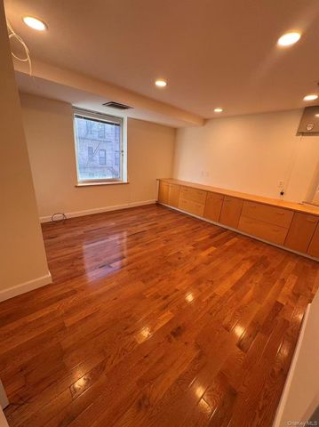 13332 41st Road 3B, Flushing, NY 11355