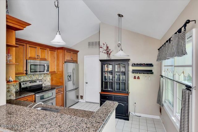 11 Greystone Drive, Voorheesville, NY 12186