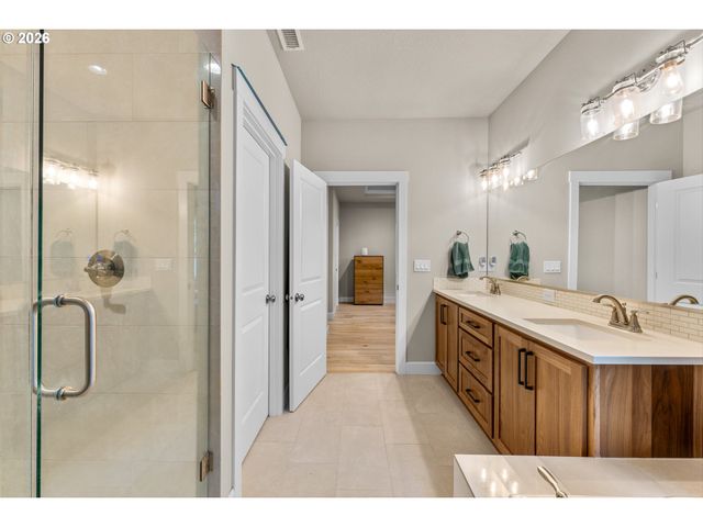 6220 Nw BERNIE Dr, Vancouver, WA 98663
