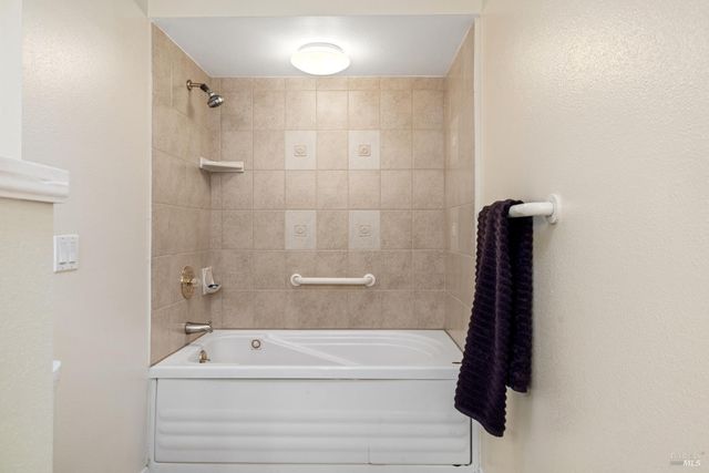 7103 Overlook Dr, Santa Rosa, CA 95409