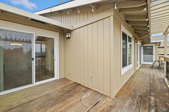 7103 Overlook Dr, Santa Rosa, CA 95409