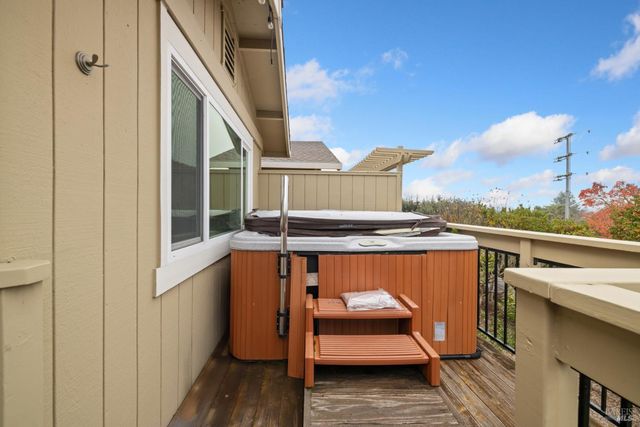 7103 Overlook Dr, Santa Rosa, CA 95409