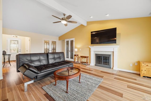 7103 Overlook Dr, Santa Rosa, CA 95409