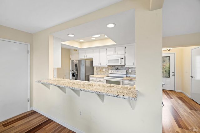 7103 Overlook Dr, Santa Rosa, CA 95409