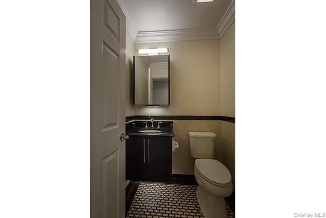565 Merrick Road 110, Rockville Centre, NY 11570