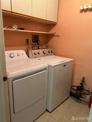 196 Wycoff W Way, East Brunswick, NJ 08816