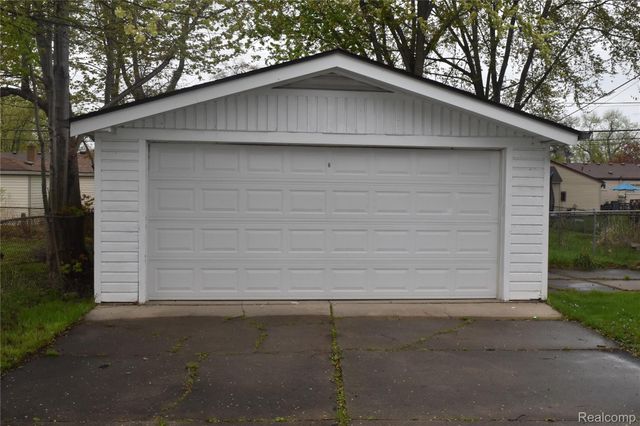 23517 Elmira Street N, St. Clair Shores, MI 48082