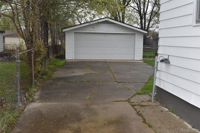 23517 Elmira Street N, St. Clair Shores, MI 48082