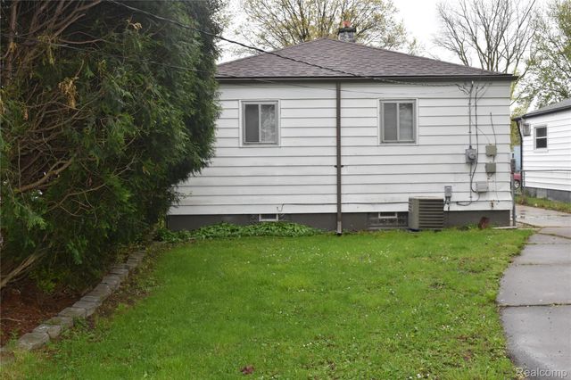 23517 Elmira Street N, St. Clair Shores, MI 48082