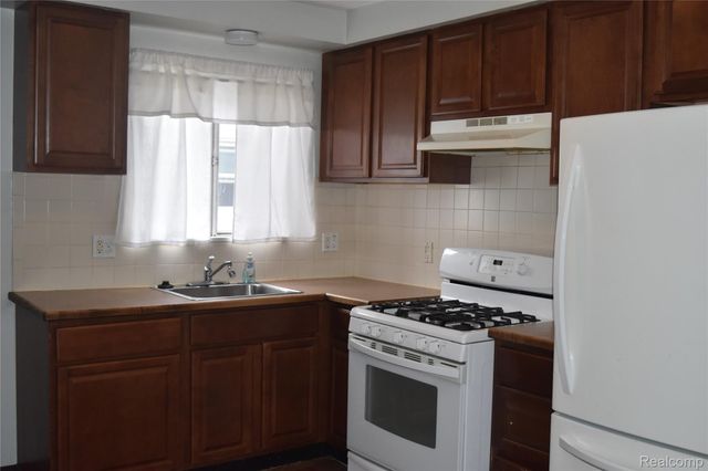 23517 Elmira Street N, St. Clair Shores, MI 48082