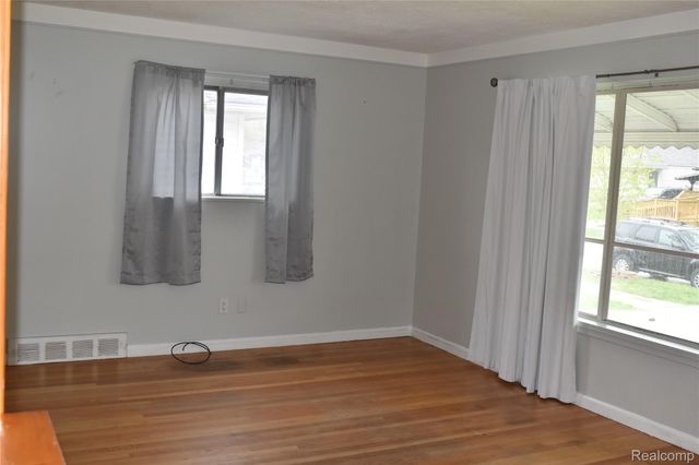 23517 Elmira Street N, St. Clair Shores, MI 48082