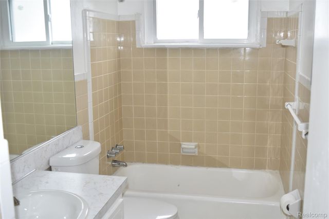 23517 Elmira Street N, St. Clair Shores, MI 48082
