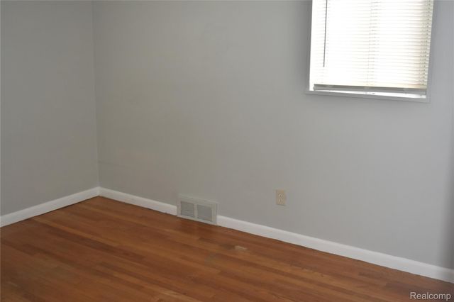 23517 Elmira Street N, St. Clair Shores, MI 48082