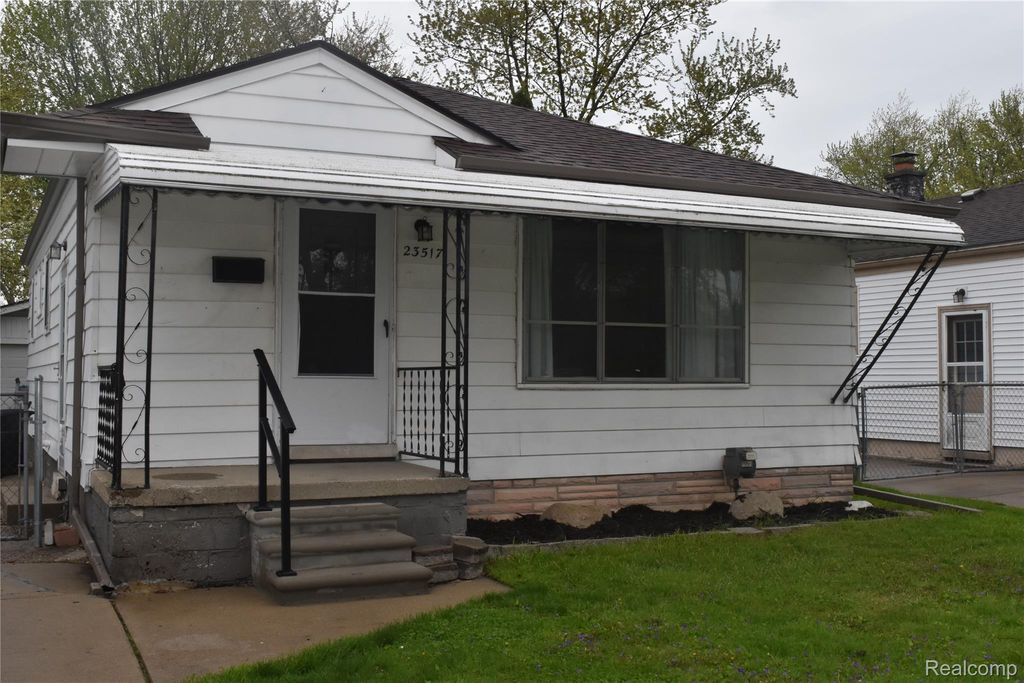 23517 Elmira Street N, St. Clair Shores, MI 48082