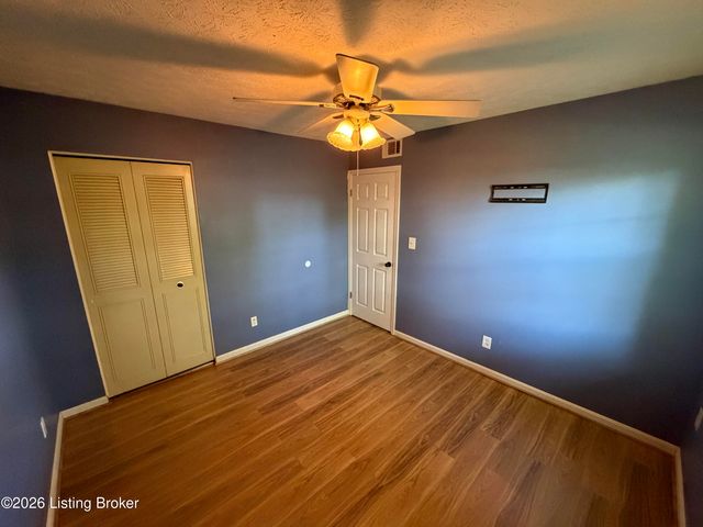 4021 Tally Ho Ct, Louisville, KY 40299