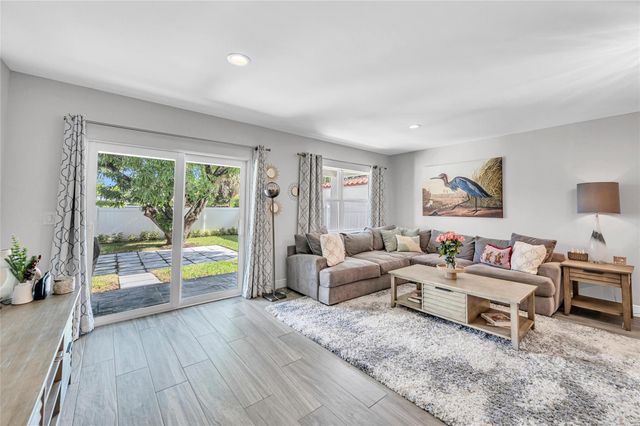 808 NE 15th Ave, Fort Lauderdale, FL 33304