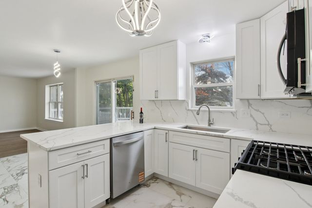 1867 Lake Shore Drive, Romeoville, IL 60446