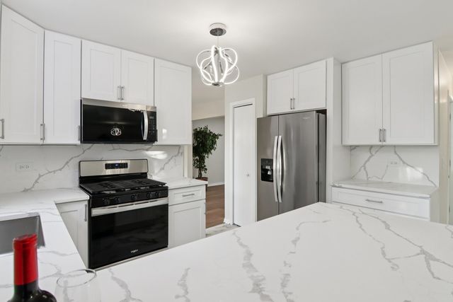 1867 Lake Shore Drive, Romeoville, IL 60446