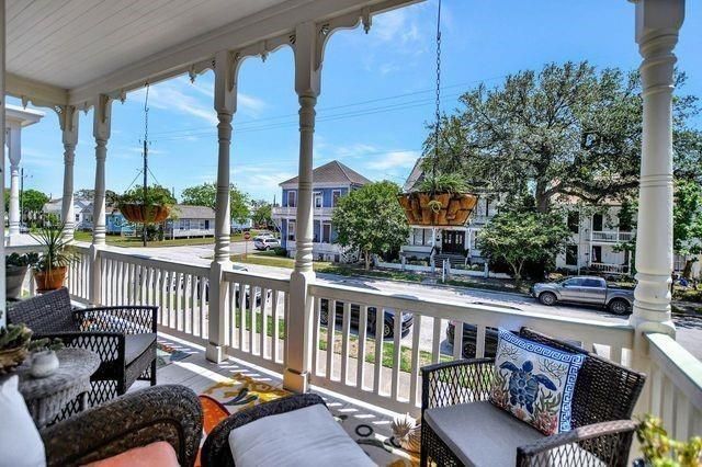 1606 Avenue L, Galveston, TX 77550