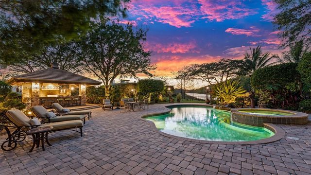12483 Grand Oaks Dr, Davie, FL 33330