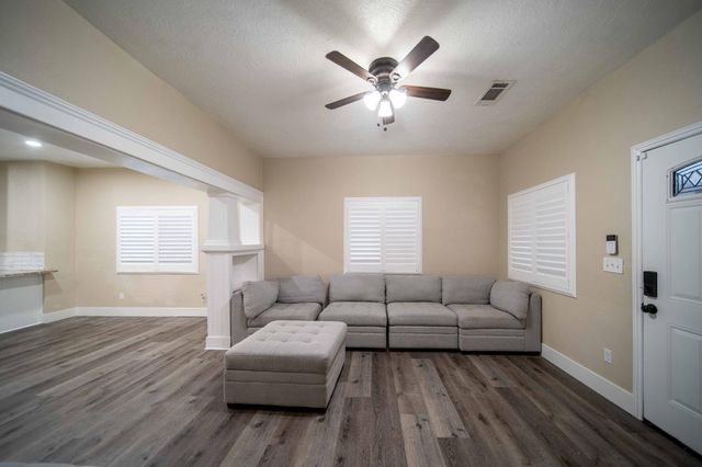 1834 Young, Selma, CA 93662