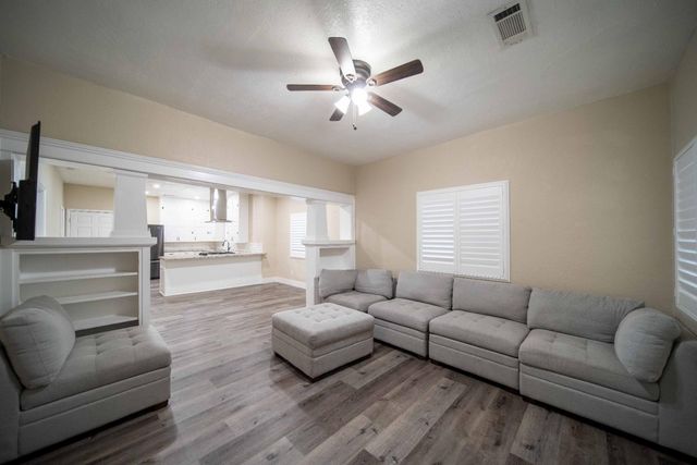 1834 Young, Selma, CA 93662