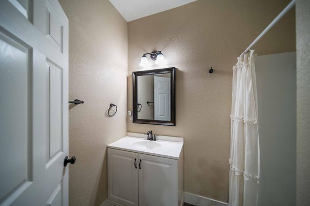 1834 Young, Selma, CA 93662