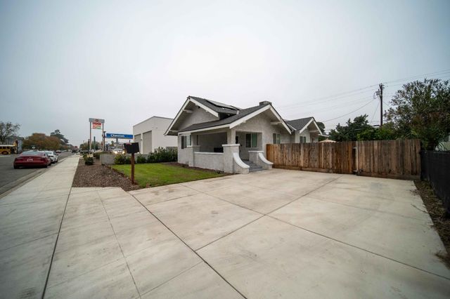 1834 Young, Selma, CA 93662