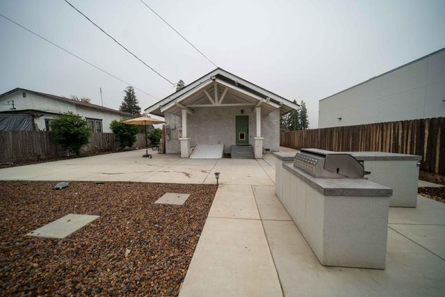 1834 Young, Selma, CA 93662