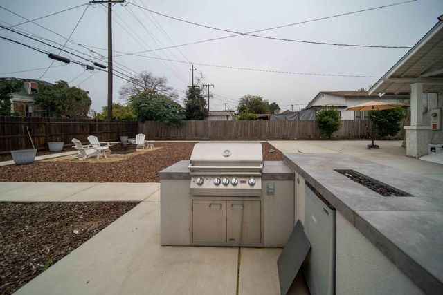 1834 Young, Selma, CA 93662