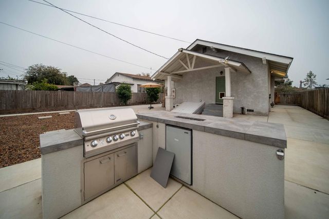 1834 Young, Selma, CA 93662