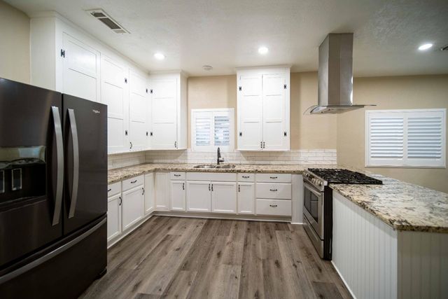 1834 Young, Selma, CA 93662