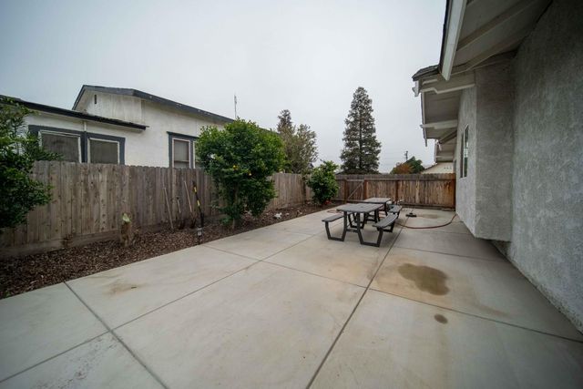 1834 Young, Selma, CA 93662