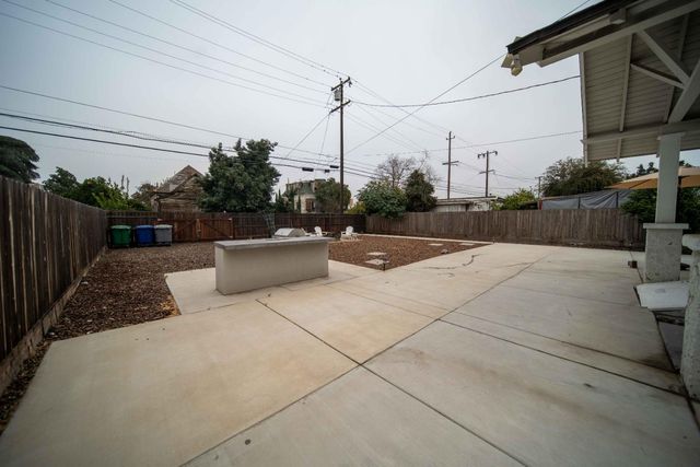 1834 Young, Selma, CA 93662