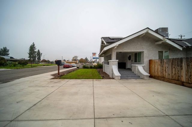 1834 Young, Selma, CA 93662