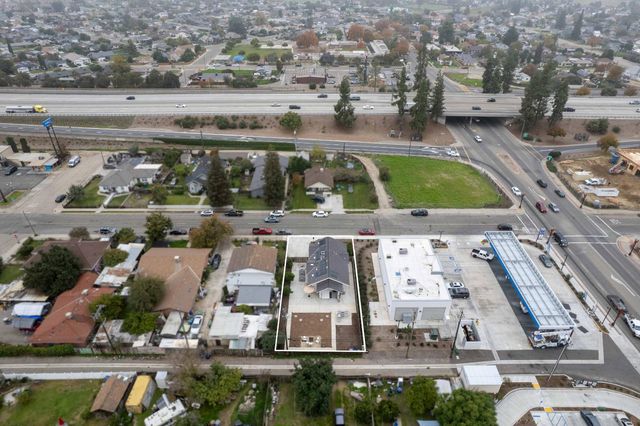 1834 Young, Selma, CA 93662