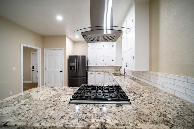 1834 Young, Selma, CA 93662