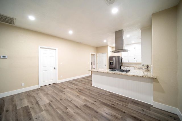 1834 Young, Selma, CA 93662