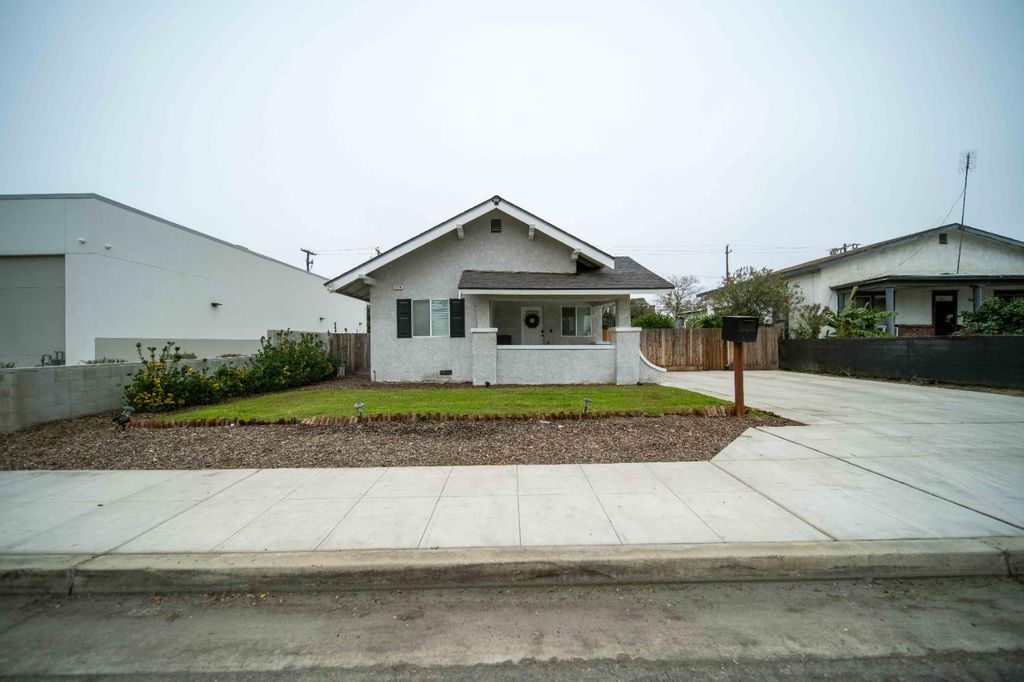 1834 Young, Selma, CA 93662