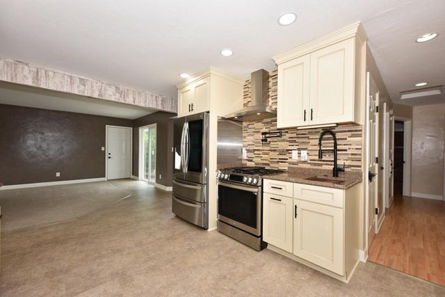 1232 Lambeth ROAD, Waukesha, WI 53189