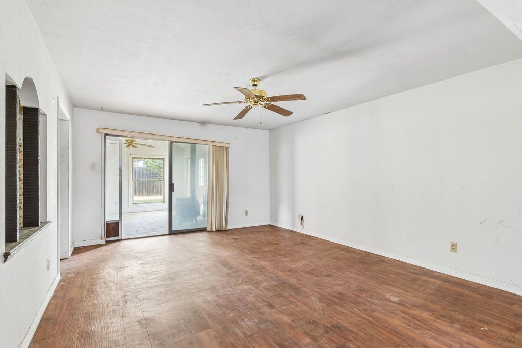 2217 Lockwood Drive, Carrollton, TX 75007 — photo 2