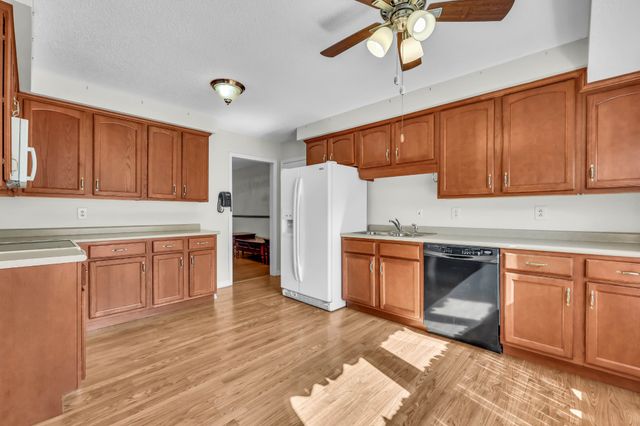 102 Bullock Dr, Clarksville, TN 37040